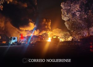 trabalho-conjunto-da-defesa-civil-e-corpo-de-bombeiros-controla-incendio-em-empresa-de-artur-nogueira-correio-nogueirense
