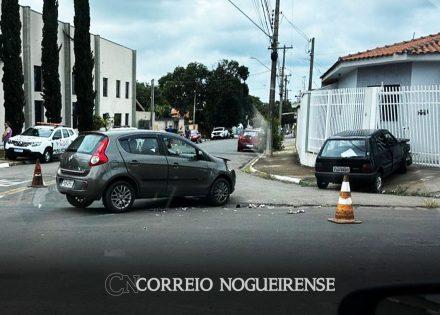 apos-acidente-em-cruzamento-carro-bate-em-portao-de-residencia-em-artur-nogueira-correio-nogueirense