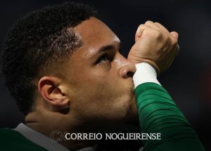 vitor-roque-marca-nos-acrescimos-para-levar-palmeiras-a-lideranca-correio-nogueirense