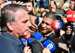 o-ex-presidente-jair-bolsonaro-fala-depois-de-colocar-tornozeleira-eletronica-em-brasilia-1752848315395_v2_615x300