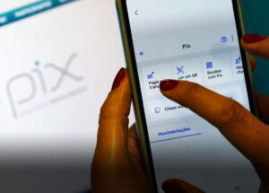 vencedor-do-premio-nobel-publica-artigo-com-elogios-ao-pix-brasileiro-correio-nogueirense