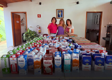 prefeitura-arrecada-mais-de-300-litros-de-leite-com-ingresso-solidario-do-miss-mirim-correio-nogueirense