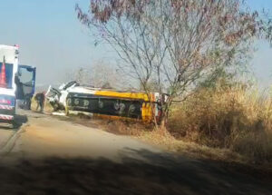 caminhao-com-25-mil-litros-de-diesel-tomba-na-rodovia-sp-133-em-cosmopolis-correio-nogueirense
