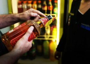 bares-e-fabricantes-treinam-empresas-para-identificar-bebidas-falsas-correio-nogueirense