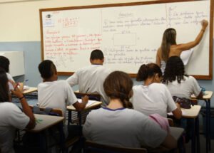 professor-brasileiro-perde-21-do-tempo-de-aula-para-manter-disciplina-correio-nogueirense-capa