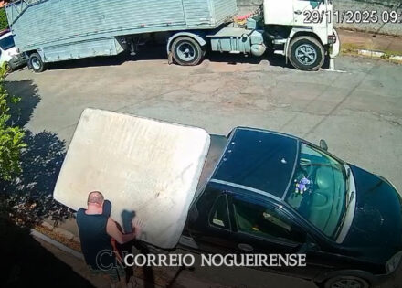 flagra-mostra-motorista-abandonando-colchao-em-frente-a-residencia-em-artur-nogueira-correio-nogueirense