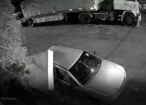 homem-retorna-a-noite-para-recolher-colchao-descartado-irregularmente-em-calcada-de-artur-nogueira-correio-nogueirense