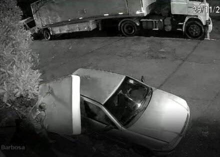 homem-retorna-a-noite-para-recolher-colchao-descartado-irregularmente-em-calcada-de-artur-nogueira-correio-nogueirense