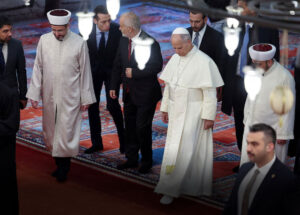 papa-tira-os-sapatos-mas-nao-reza-durante-visita-a-mesquita-azul-de-istambul-correio-nogueirense