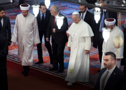 papa-tira-os-sapatos-mas-nao-reza-durante-visita-a-mesquita-azul-de-istambul-correio-nogueirense