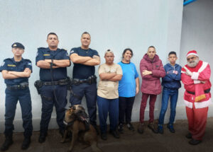 gcm-de-artur-nogueira-celebra-o-natal-com-alunos-da-apae-correio-nogueirense