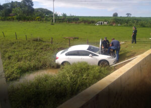 motorista-perde-controle-e-carro-cai-em-ribanceira-na-estrada-sao-bento-em-cosmopolis-correio-nogueirense