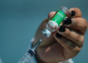 vacina_de_oxford_astrazeneca_2701214157_1