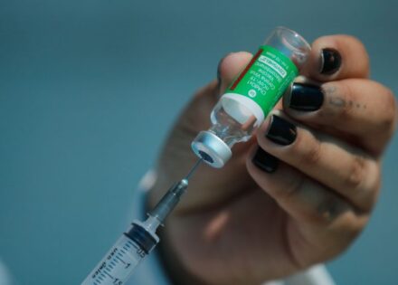 vacina_de_oxford_astrazeneca_2701214157_1