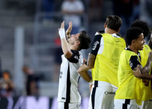 corinthians-e-eficiente-e-derrota-athletico-na-arena-da-baixada-correio-nogueirense