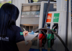 promocao-so-com-letrinhas-procon-alerta-sobre-divulgacao-de-precos-em-postos-de-combustivel-correio-nogueirense-capa