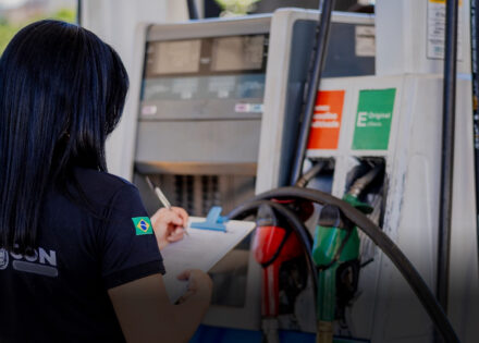 promocao-so-com-letrinhas-procon-alerta-sobre-divulgacao-de-precos-em-postos-de-combustivel-correio-nogueirense-capa