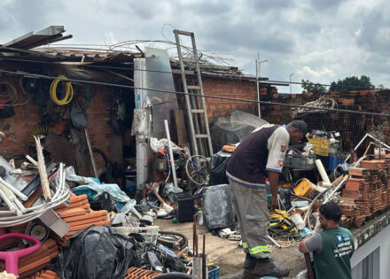 cinco-caminhoes-e-uma-carreta-de-trator-de-materiais-acumulados-sao-retirados-de-imovel-em-artur-nogueira-correio-nogueirense