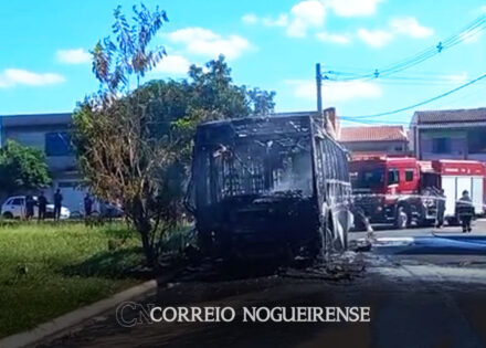 onibus-pega-fogo-na-praca-dos-caminhoneiros-em-engenheiro-coelho-correio-nogueirense