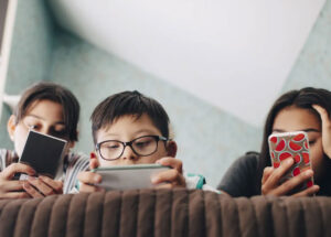 rolagem-infinita-sera-proibida-ao-publico-infantil-nas-redes-correio-nogueirense