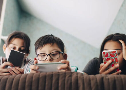 rolagem-infinita-sera-proibida-ao-publico-infantil-nas-redes-correio-nogueirense