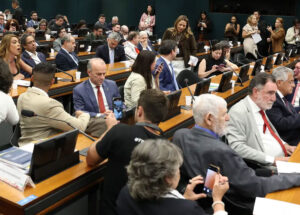 pedido-de-vista-adia-votacao-da-pec-do-fim-da-6x1-na-ccj-da-camara-correio-nogueirense