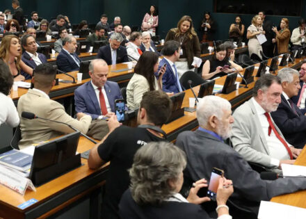 pedido-de-vista-adia-votacao-da-pec-do-fim-da-6x1-na-ccj-da-camara-correio-nogueirense