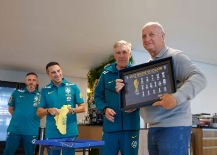 felipao-e-homenageado-e-reforca-sua-torcida-para-a-selecao-antes-da-copa-quero-que-voces-ganhem-correio-nogueirense