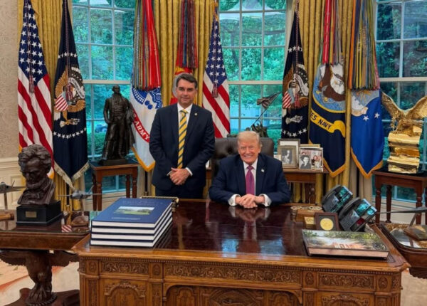 flavio-bolsonaro-se-reune-com-donald-trump-na-casa-branca-correio-nogueirense