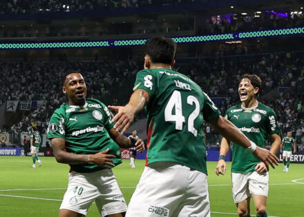 palmeiras-goleia-junior-em-casa-e-avanca-em-2o-do-grupo-f-correio-nogueirense