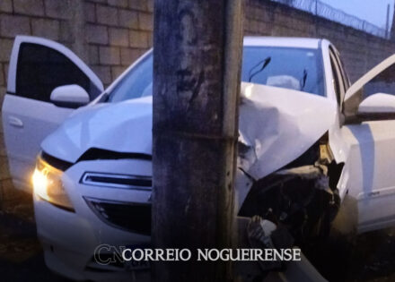 mulher-fica-ferida-apos-perder-o-controle-do-carro-e-bater-em-poste-em-artur-nogueira-correio-nogueirense-capa