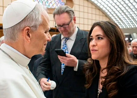 papa-nomeia-primeira-mulher-para-liderar-comunicacoes-do-vaticano-correio-nogueirense