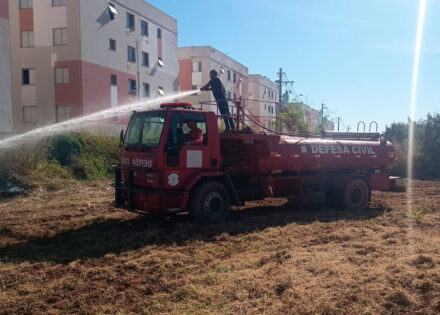 defesa-civil-controla-incendio-em-area-de-vegetacao-proxima-a-predios-residenciais-em-cosmopolis-correio-nogueirense-2