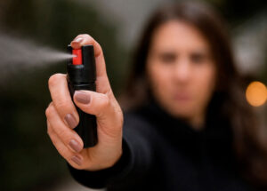 mulheres-podem-comprar-e-usar-spray-de-pimenta-para-defesa-pessoal-correio-nogueirense