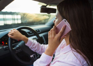 usar-celular-ao-volante-pode-gerar-tres-tipos-de-multa-entenda-correio-nogueirense