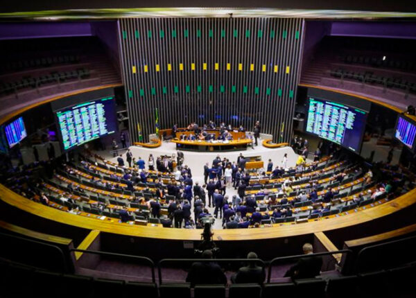 congresso-vota-nesta-semana-fim-da-escala-6x1-e-taxa-das-blusinhas-correio-nogueirense