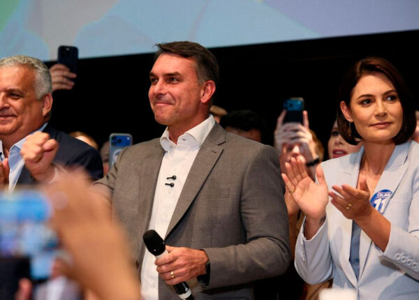 flavio-bolsonaro-recebe-apoio-de-partidos-e-fala-em-mudar-constituicao-correio-nogueirense